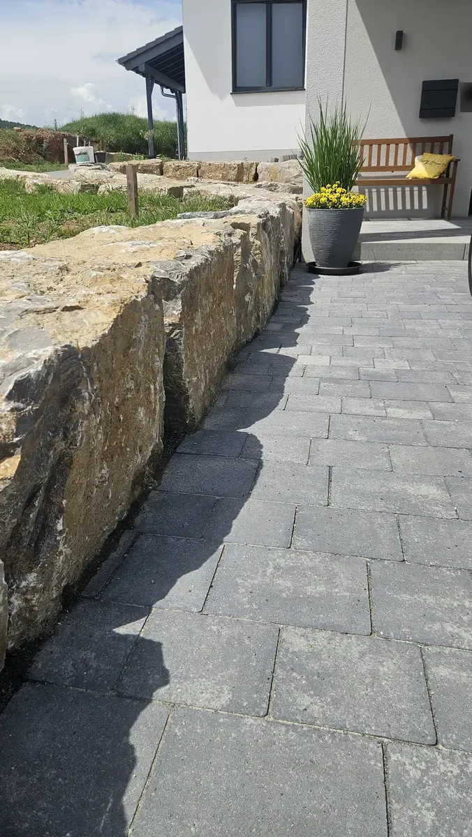 Weg entlang einer Natursteinmauer