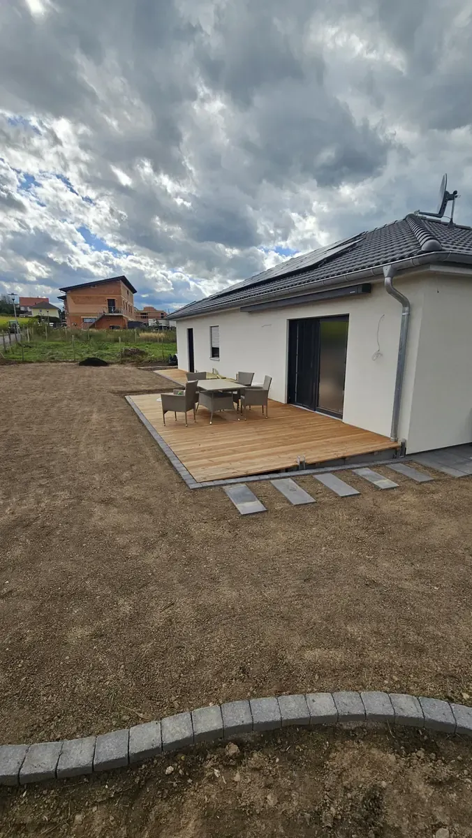 Holzterrasse am Bungalow