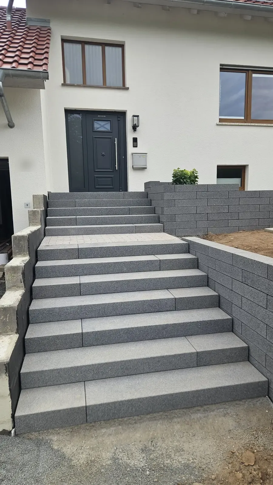 Neue Treppe zum Hauseingang mit Mauersteinen