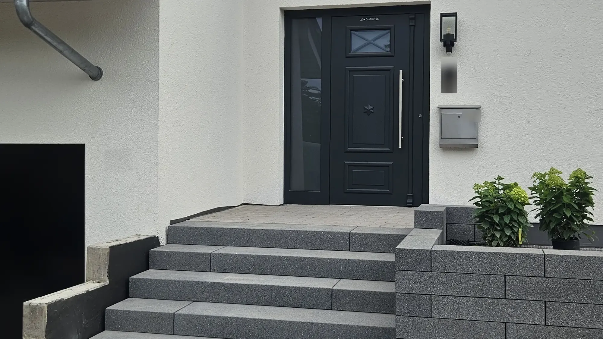 Außentreppe aus Blockstufen mit Podest vor der Haustür
