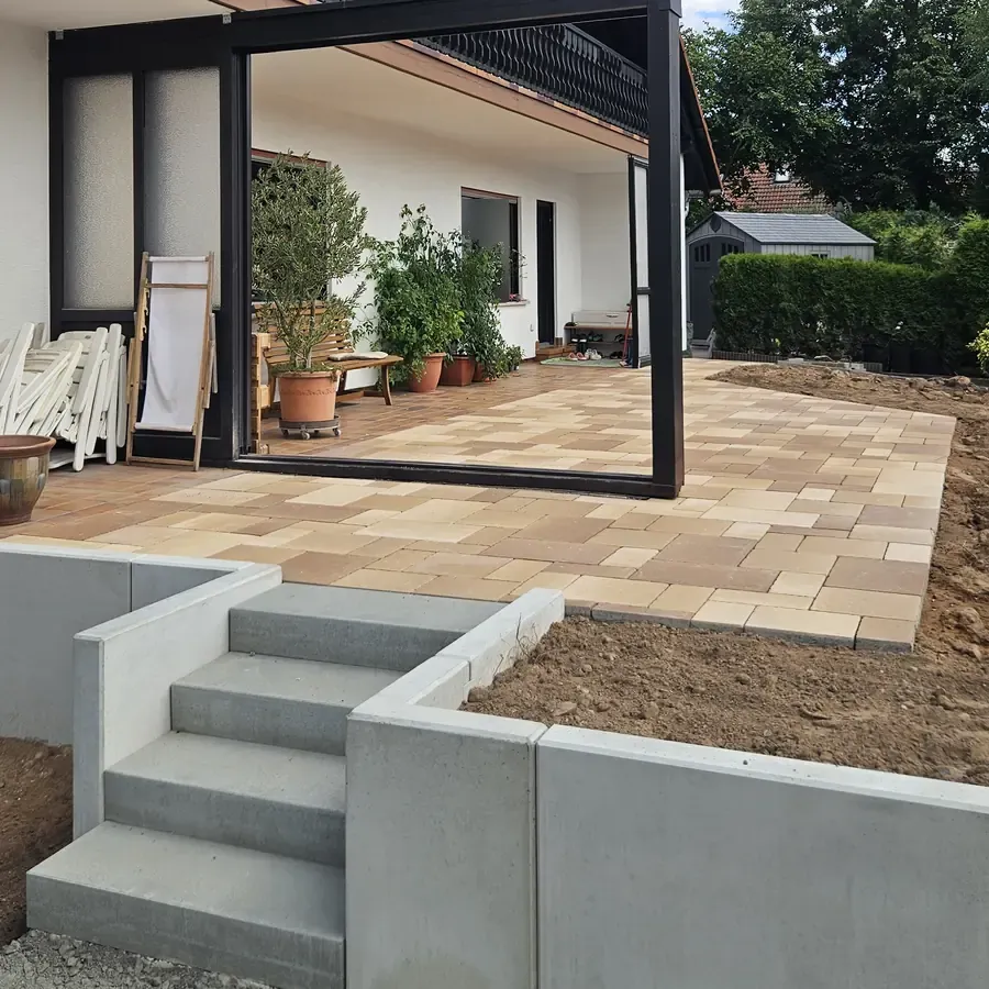 Treppe mit Wangen zur Terrasse unter der Pergola