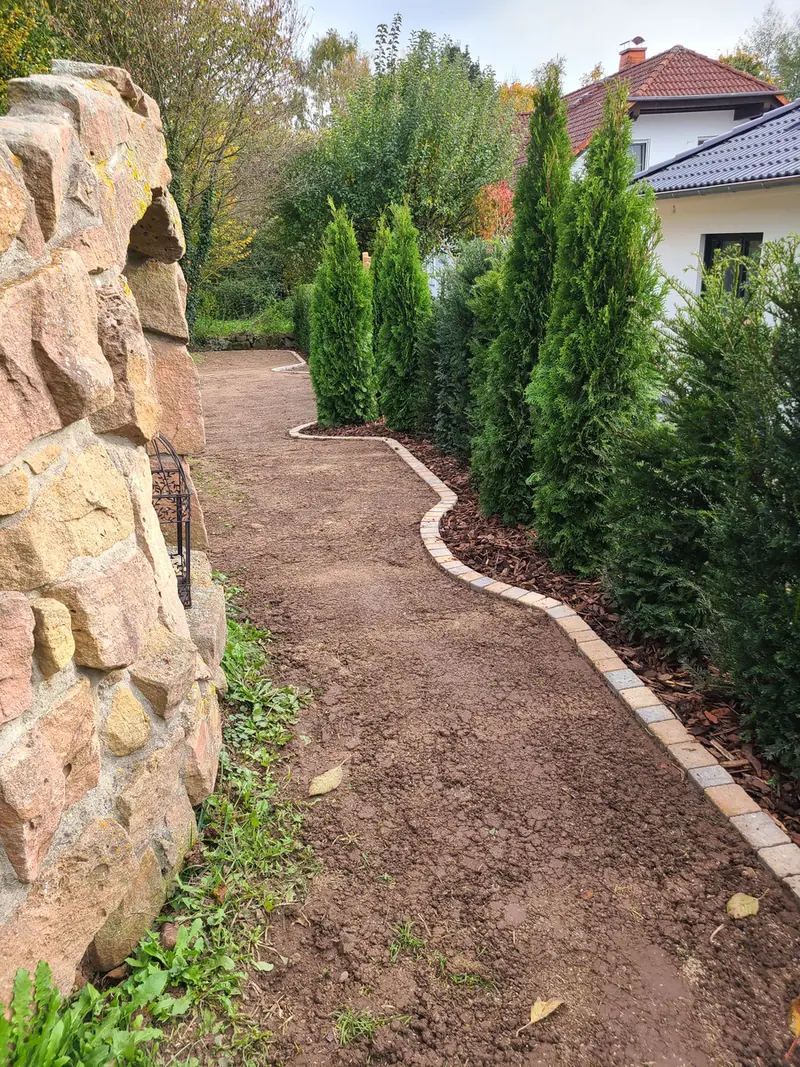 Heckenpflanzung am Gartenweg