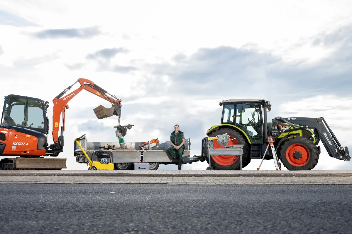Johannes Schmitt mit Minibagger, Anhänger und Traktor