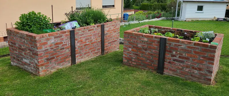 Zwei Hochbeete aus Klinker im Rasen