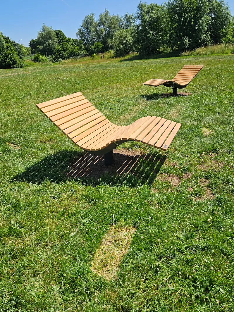 Zwei Liegen aus Holz auf der Wiese