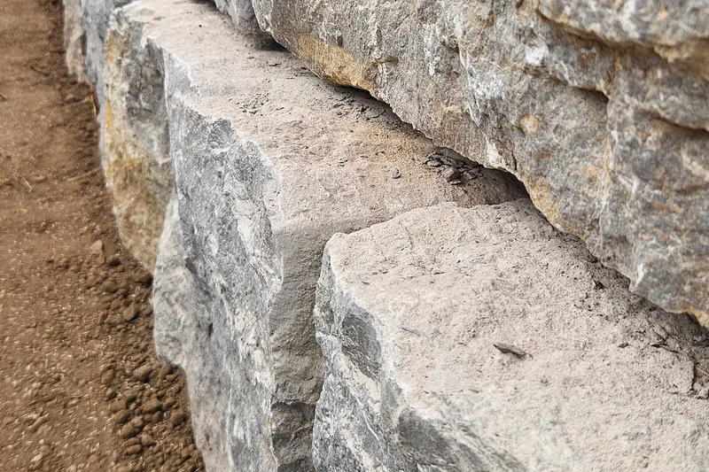 Natursteinblöcke der Mauer aus der Nähe