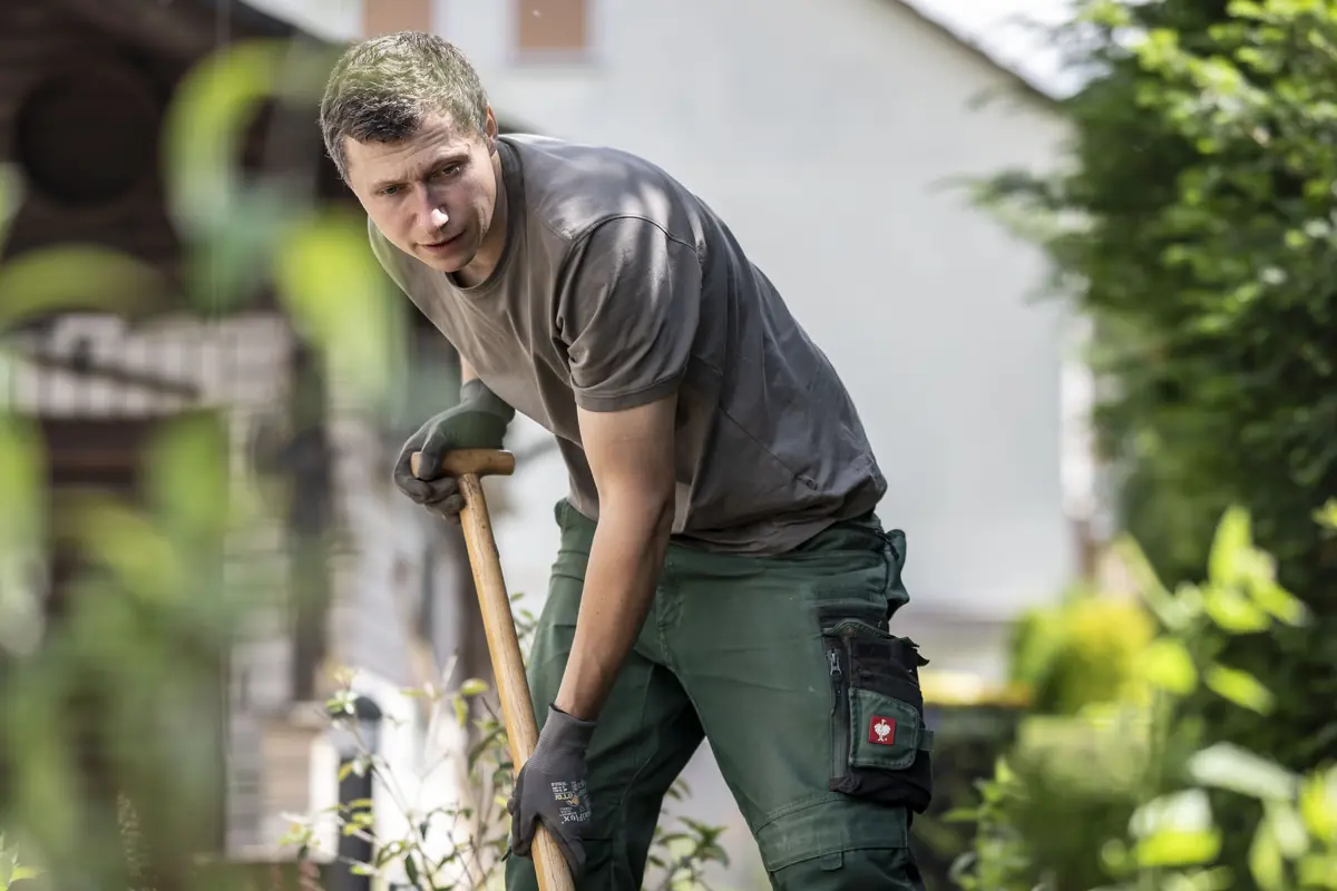 Johannes Schmitt beim Pflanzen im Garten