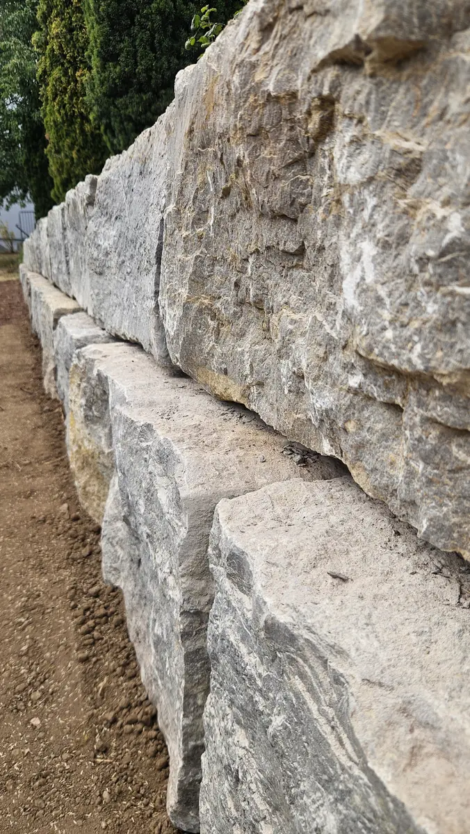 Mauer aus großen Natursteinblöcken