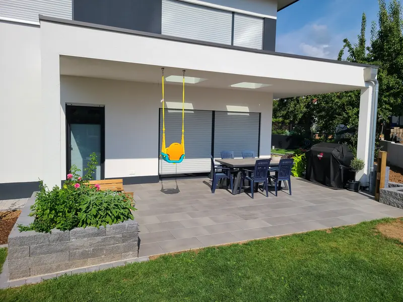 Überdachte Terrasse mit Großformatplatten