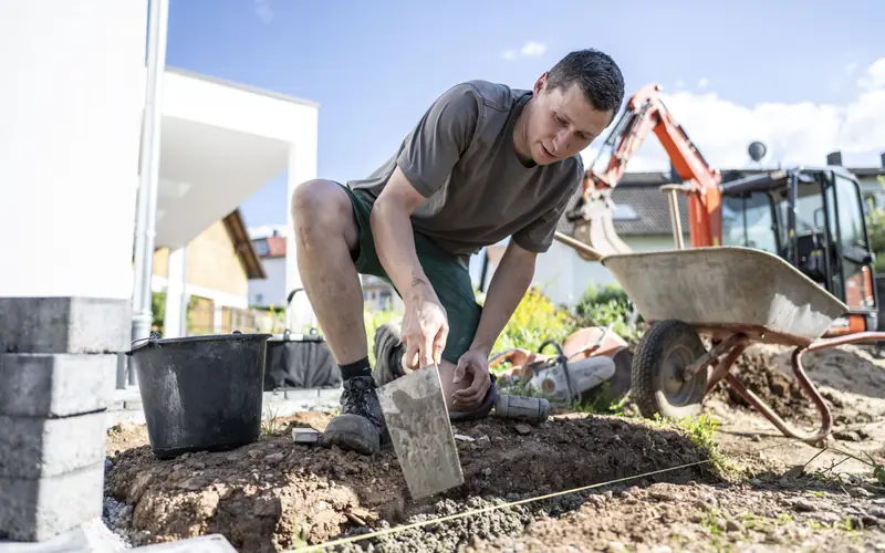 Bordsteine setzen auf einer Baustelle
